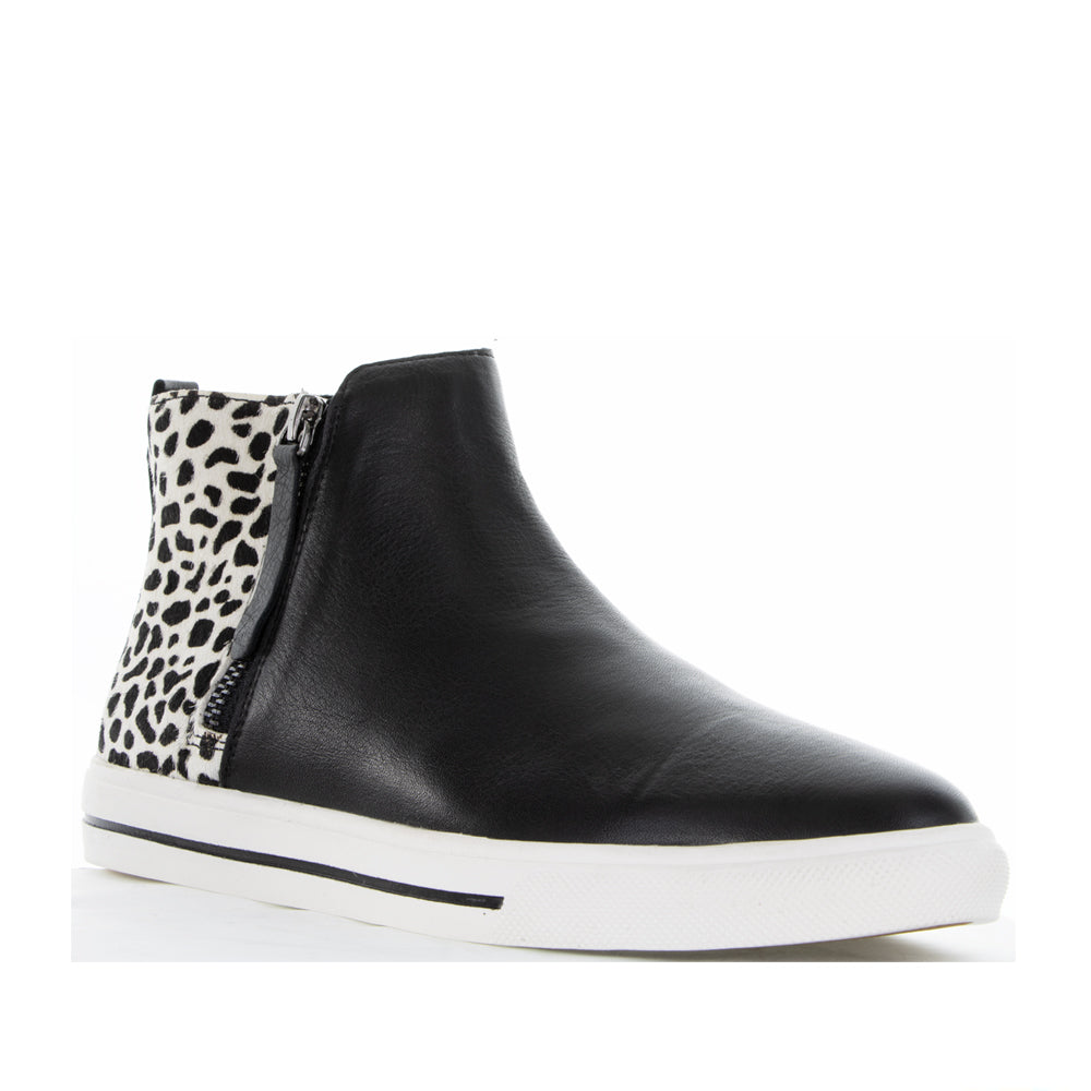 Le Sansa Snow Pony boots in black, stylish winter footwear with rugged sole and ankle support, designed for cold weather wear.