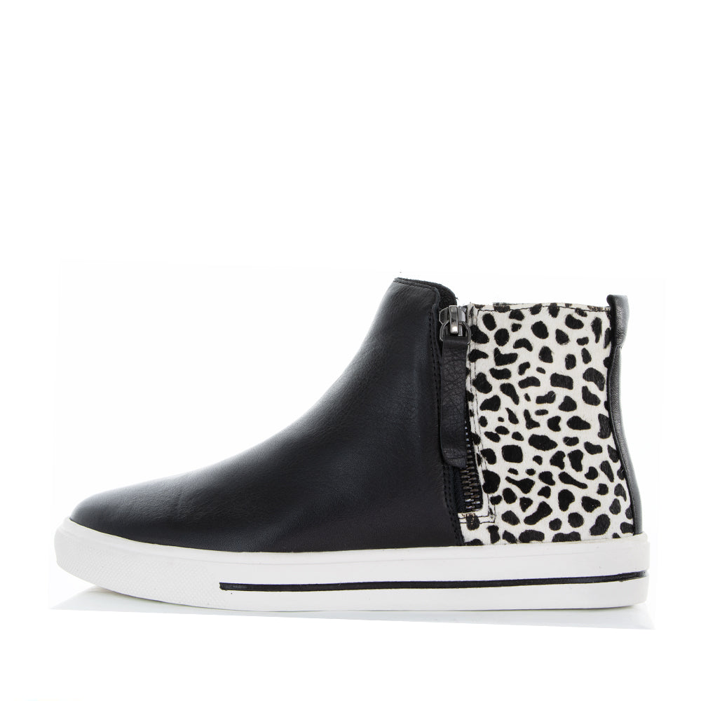Le Sansa Indo Black Snow Pony boots, stylish black winter footwear with fur lining and durable sole, ideal for cold weather.