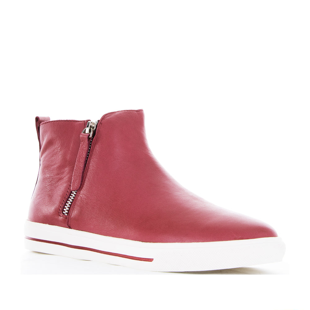 Le Sansa INDOBORDO brown leather boots with sturdy soles and stylish design, perfect for casual or outdoor wear.