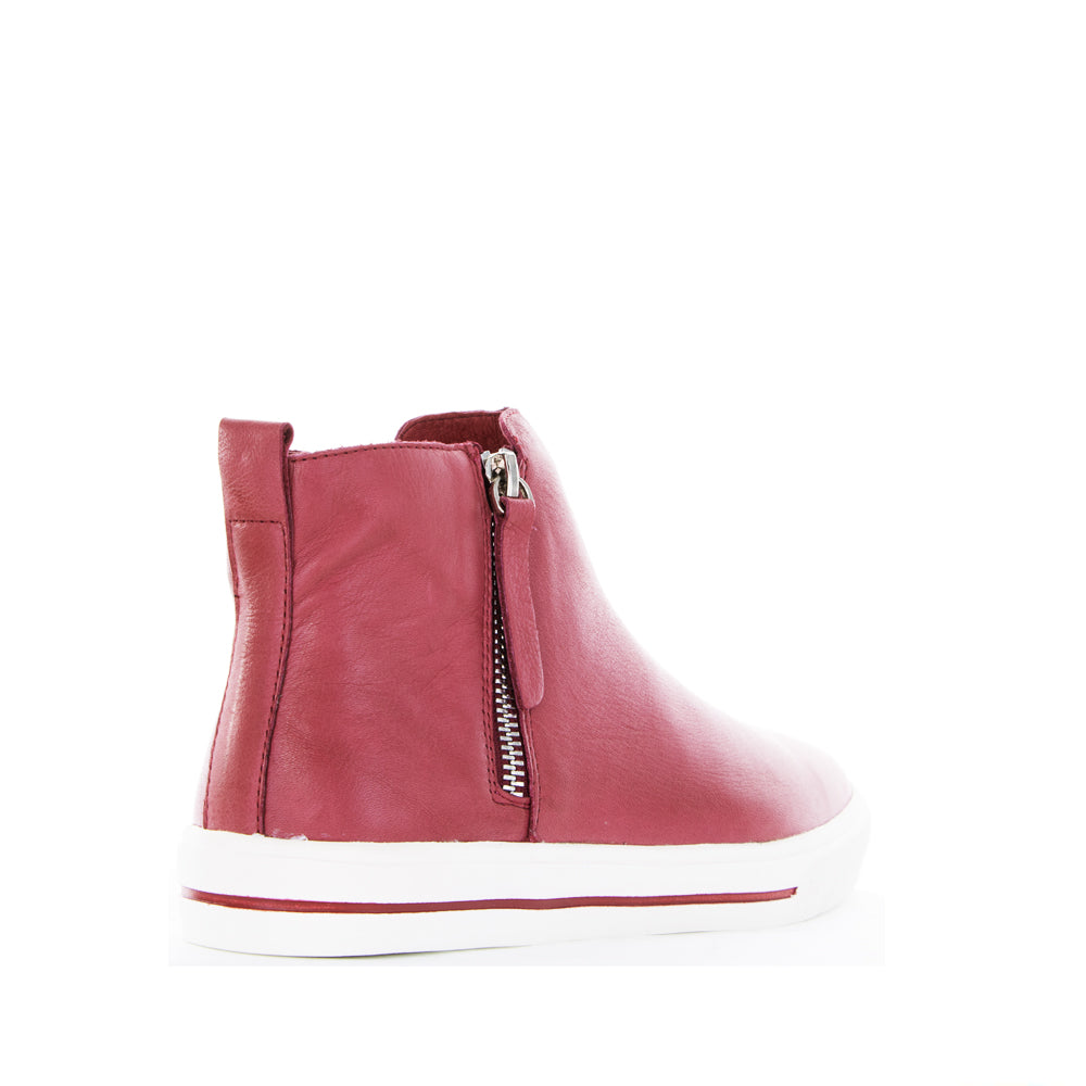 Le Sansa Indo Bordo boots in brown leather with lace-up design and sturdy sole, stylish and durable footwear.