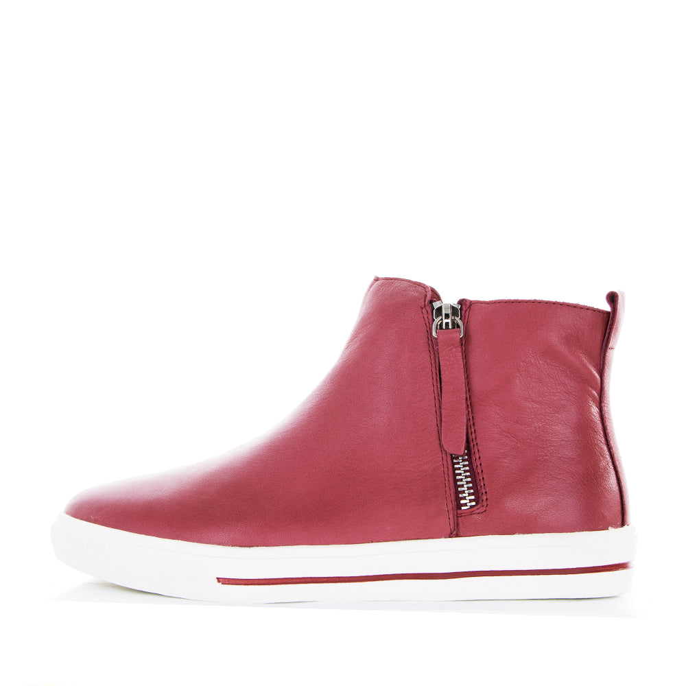 Le Sansa Indo Bordo boots featuring a sleek design with brown leather and stylish ankle height for casual wear.