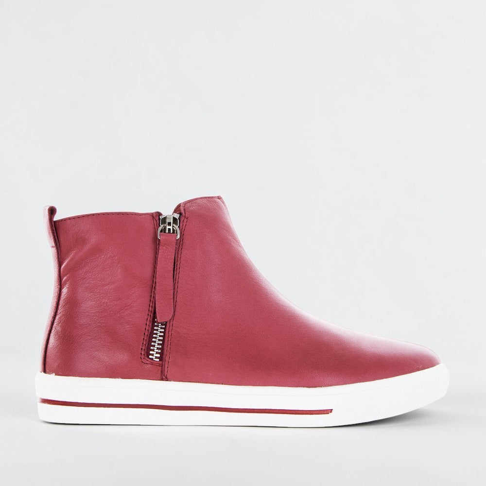 Le Sansa INDOBORDO boots in brown leather with ankle height and decorative stitching, stylish and durable footwear.