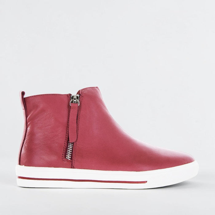 Le Sansa INDOBORDO boots in brown leather with ankle height and decorative stitching, stylish and durable footwear.