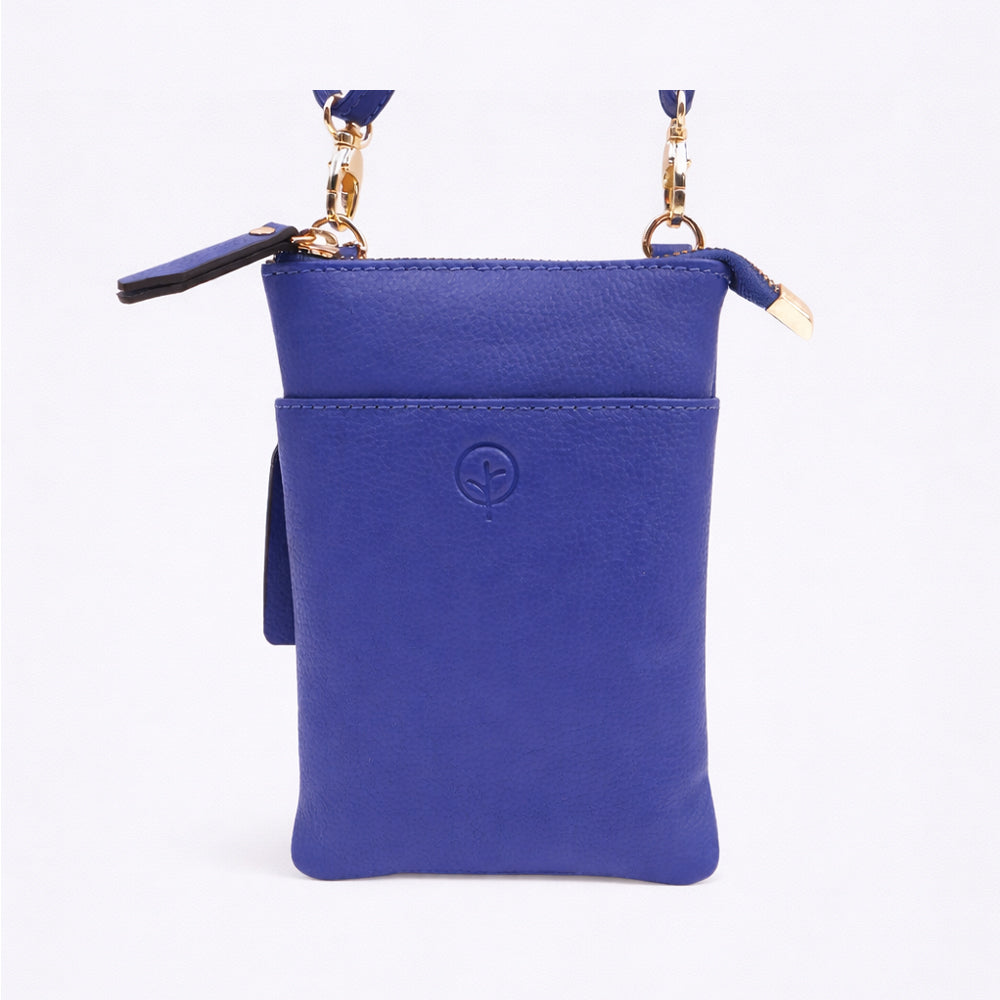 Second Nature Second Nature ST57 Iris handbag with sleek design and top handle, displayed in a natural setting.