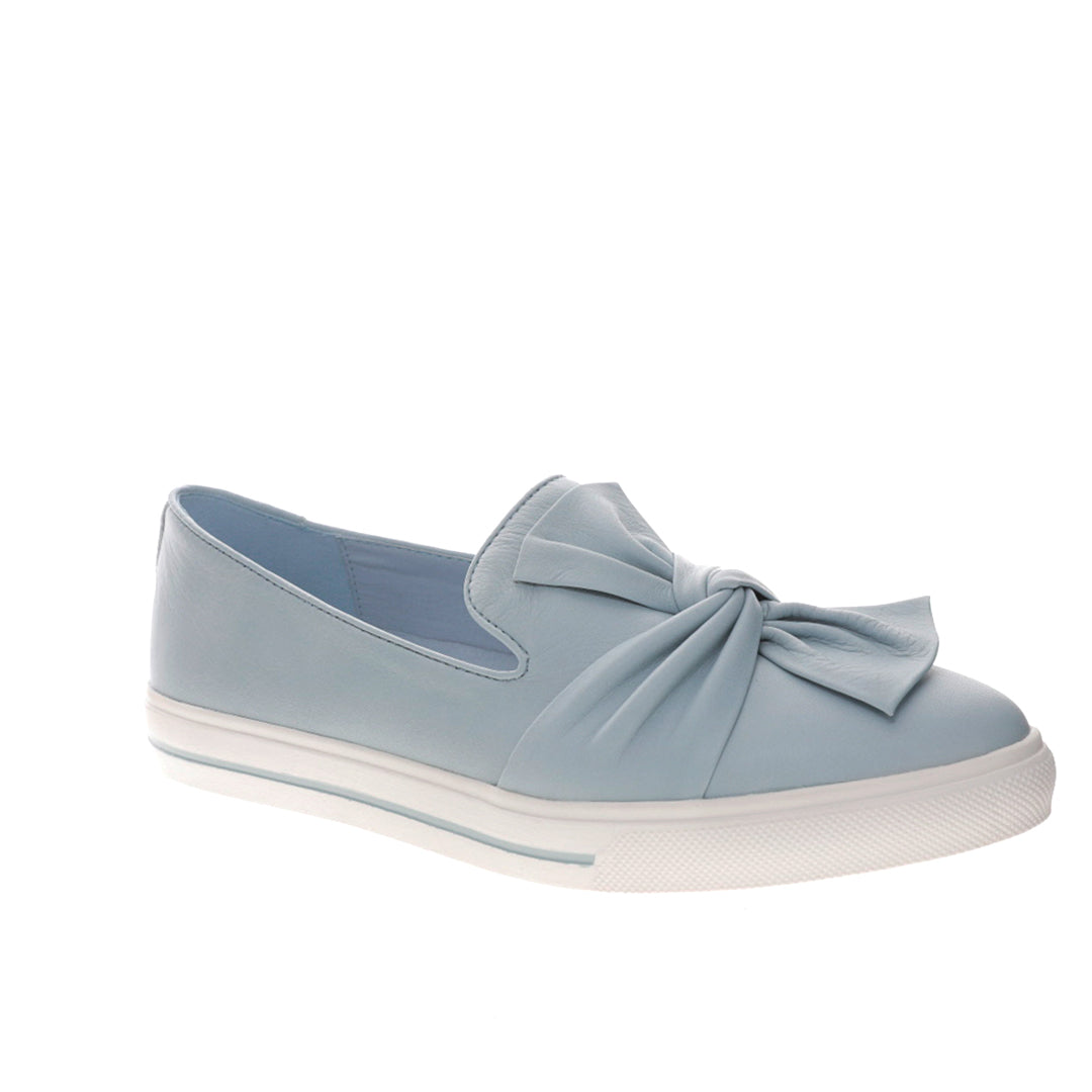 Le Sansa Izzy Blue Mist casual shoe, featuring a stylish blue and mist color design, displayed on a neutral background.