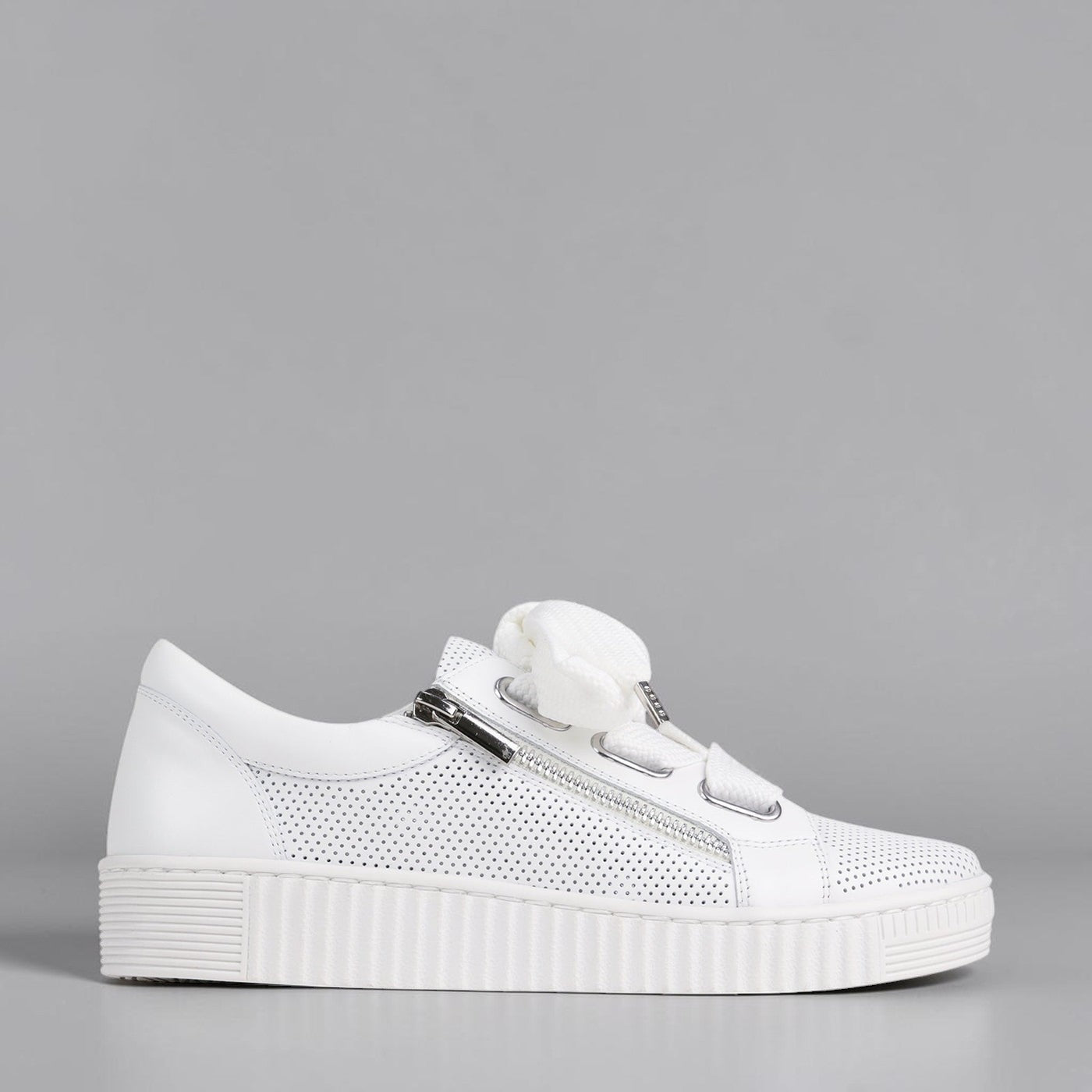 White EOS Jovi sneakers with sleek design and breathable fabric, featuring sporty laces and a comfortable sole.