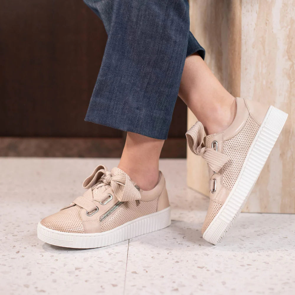 EOS Jovi Birch Perf sneakers, stylish white and beige athletic shoes with sleek design and comfortable fit.
