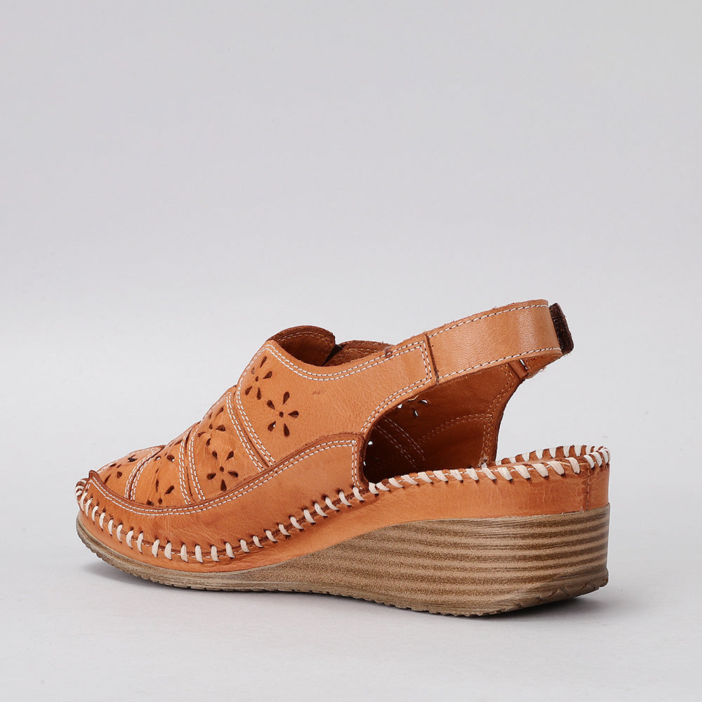 Le Sansa Kirra Tan sandals featuring strappy design and ankle buckle, displayed on a neutral background.