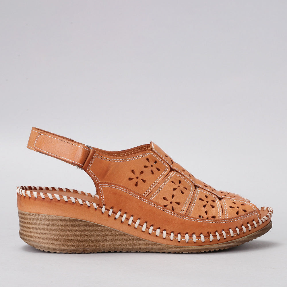 Le Sansa Kirra tan sandals with open-toe design and ankle straps, featuring stylish beige leather for casual summer wear.