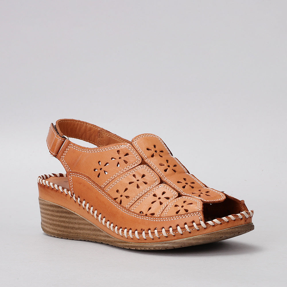 Le Sansa Kirra tan sandals with strappy design, cushioned footbed, and ankle straps for comfortable summer wear.