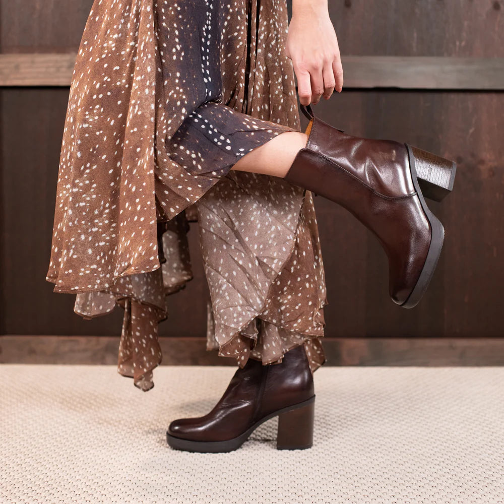 EOS Katt Chestnut boots, stylish ankle footwear with a smooth leather finish and rounded toe, displayed on a neutral background.