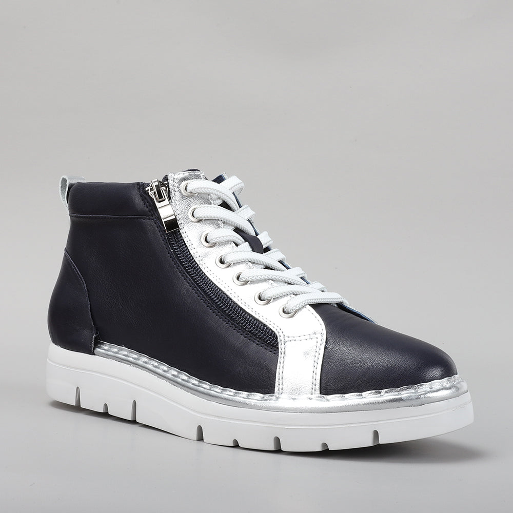 Le Sansa Bobby navy silver boots with sleek design and silver accents, showcasing stylish footwear for casual or dressy occasions.