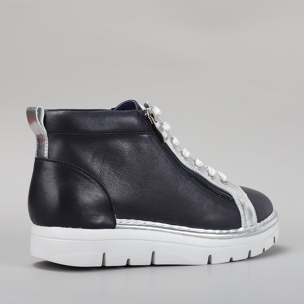 Le Sansa Bobby navy silver boots with sleek design and metallic accents, displayed on a plain background.