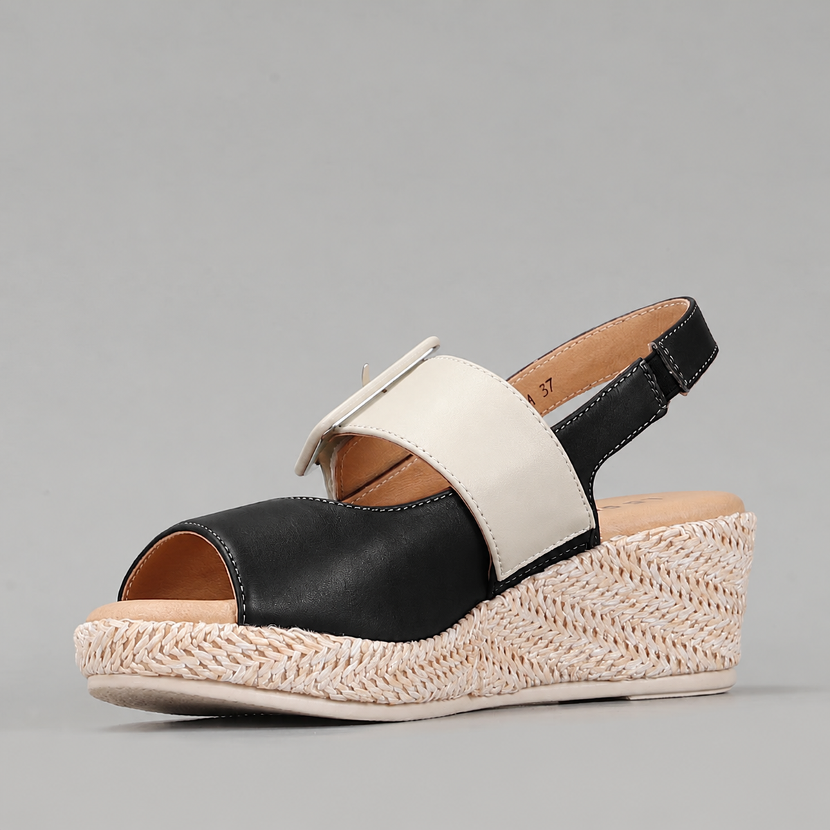 Black leather sandals from Le Sansa Parola collection featuring a sleek design and comfortable straps.