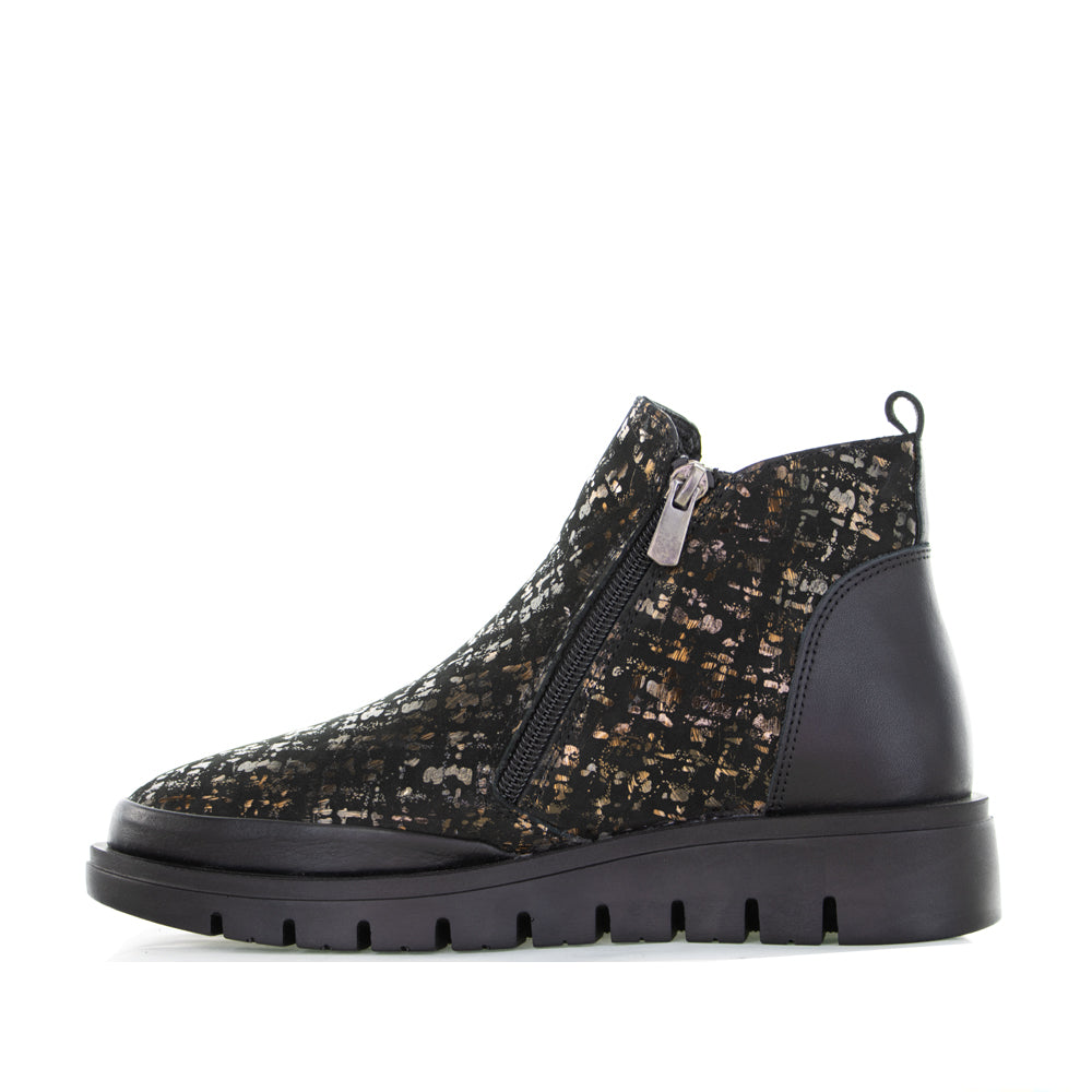 Le Sansa Rollie black print boots featuring a stylish, modern design with a sleek silhouette and bold black print detailing.