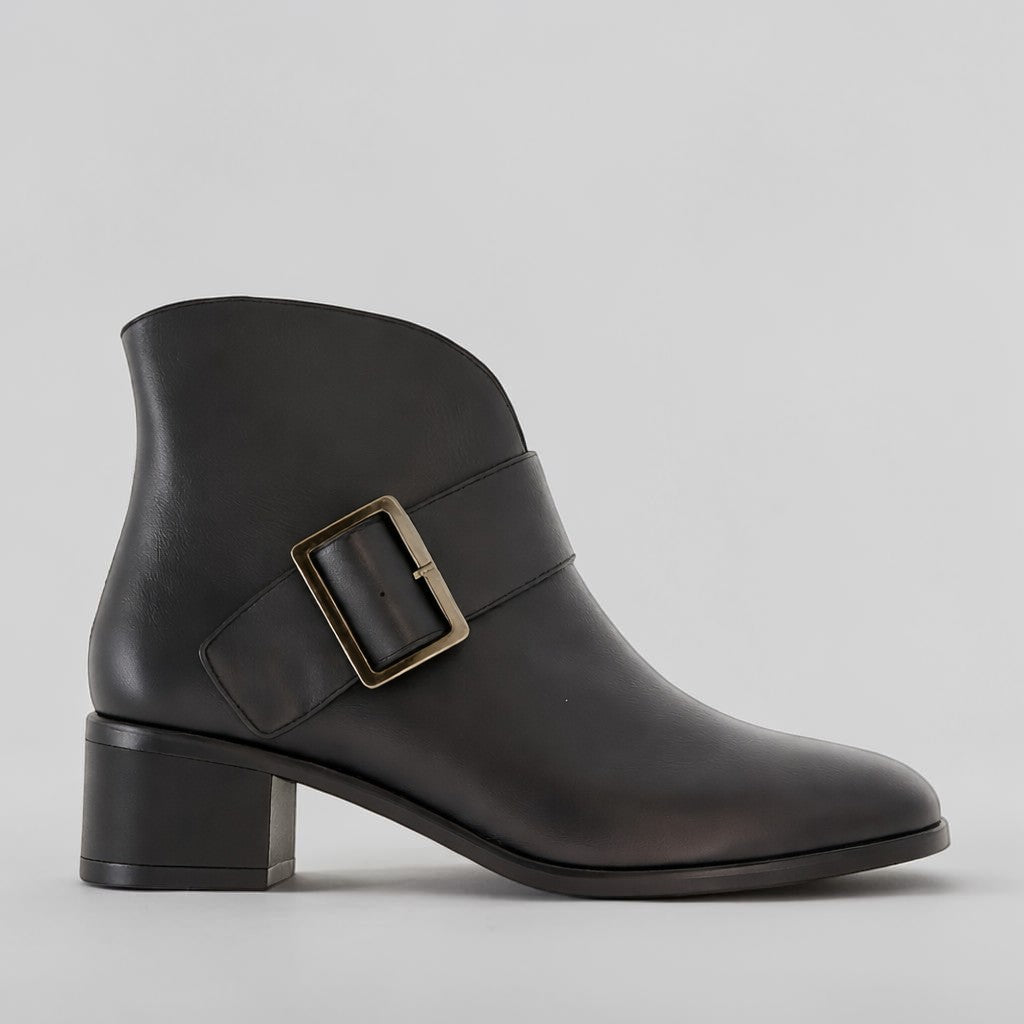 LE SANSA Andy black boots featuring sleek leather design and stylish ankle height, perfect for casual or dressy outfits.