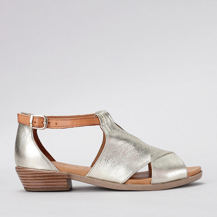 Le Sansa Digby gold tan sandals with strappy design and flat sole, stylish and comfortable for casual wear.