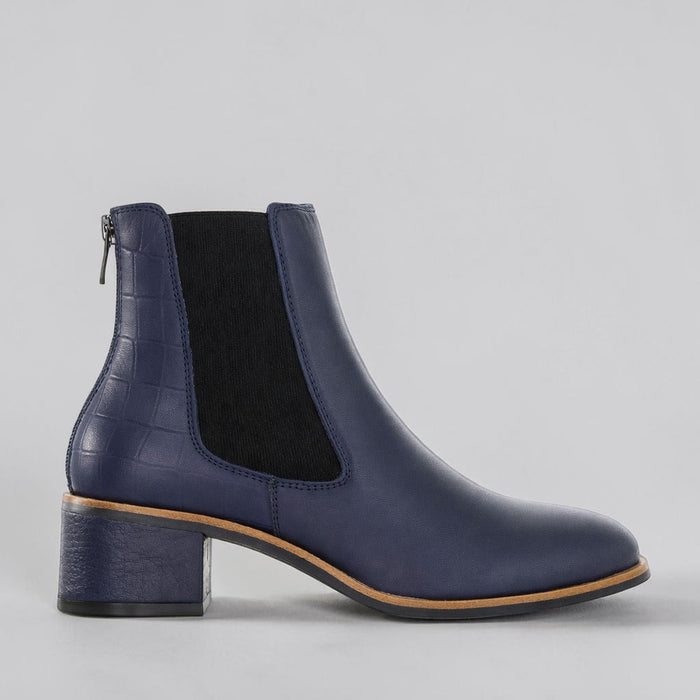 Le Sansa Remton navy boots featuring sleek design and sturdy soles, perfect for casual or outdoor wear.