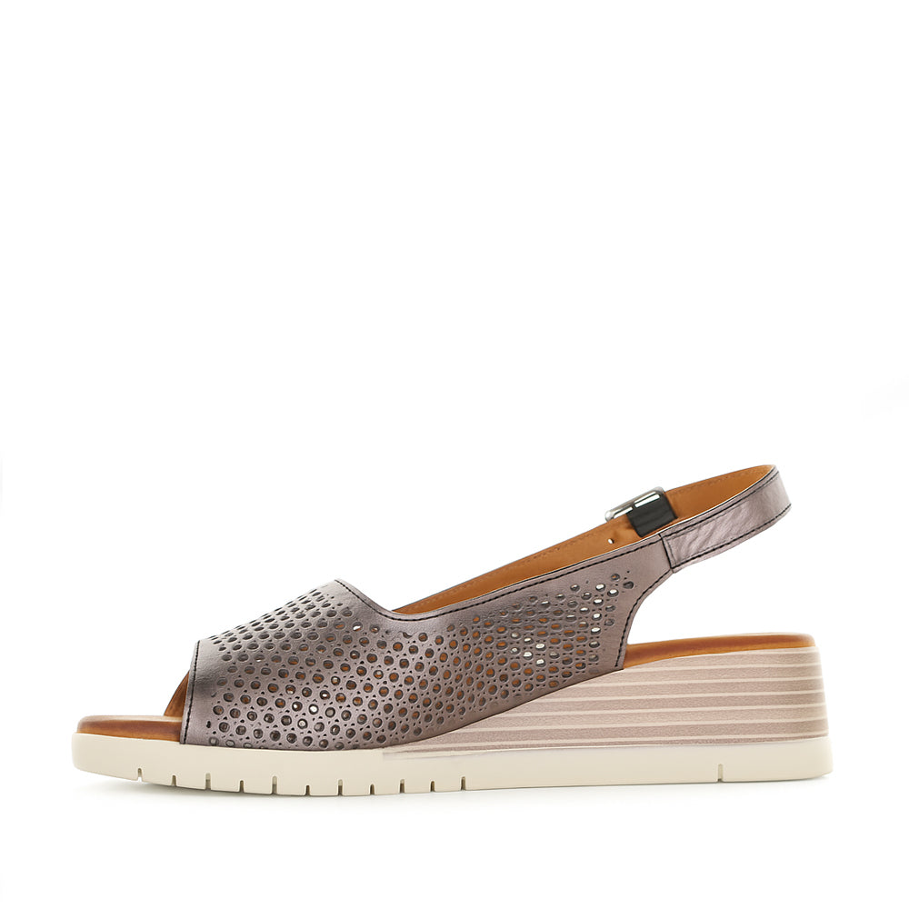 Le Sansa Terina pewter sandals with open toes and adjustable ankle strap, stylish footwear for casual or summer wear.