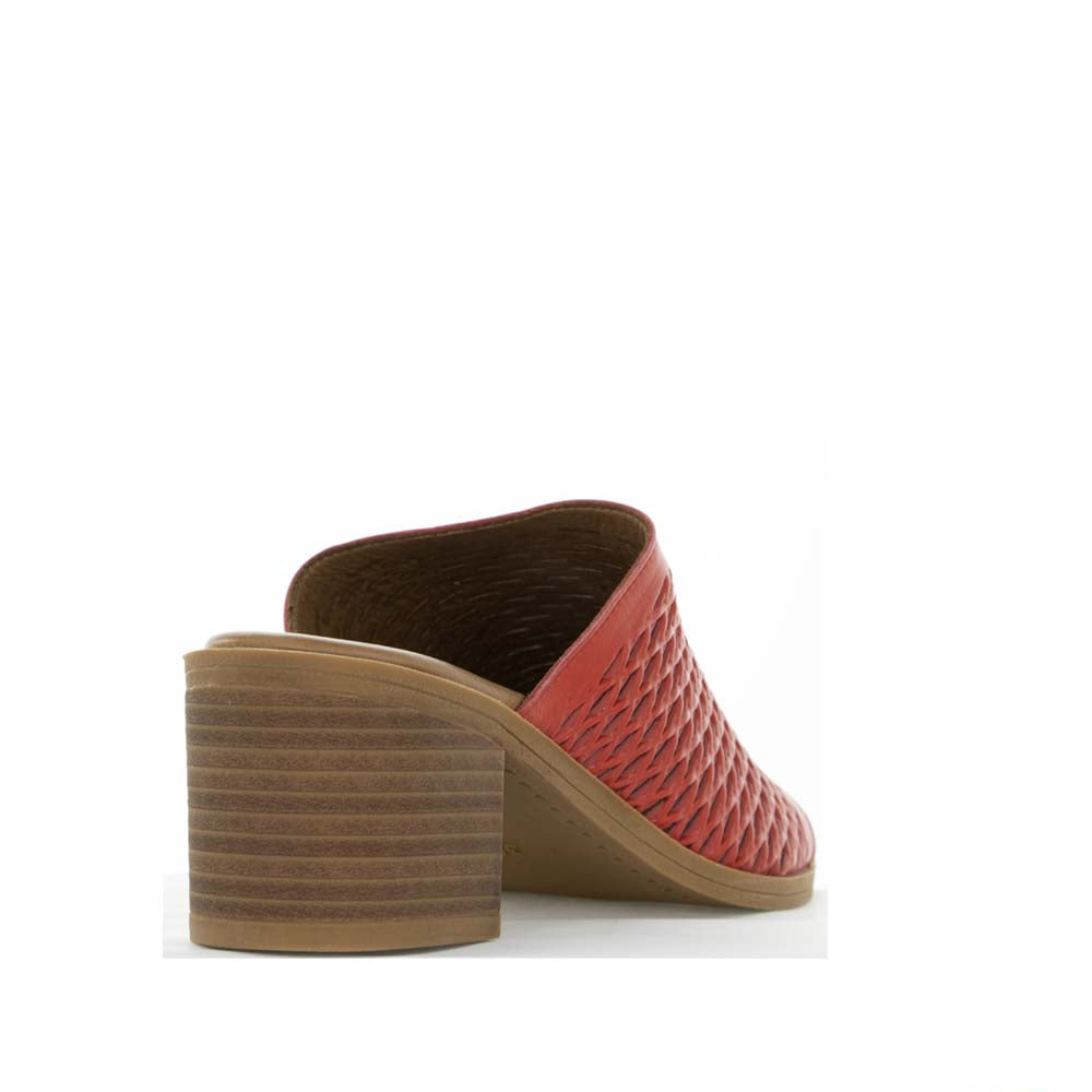 Le Sansa Lesansa Lovia II red heels with pointed toes and stiletto heels, stylish and elegant footwear for women.