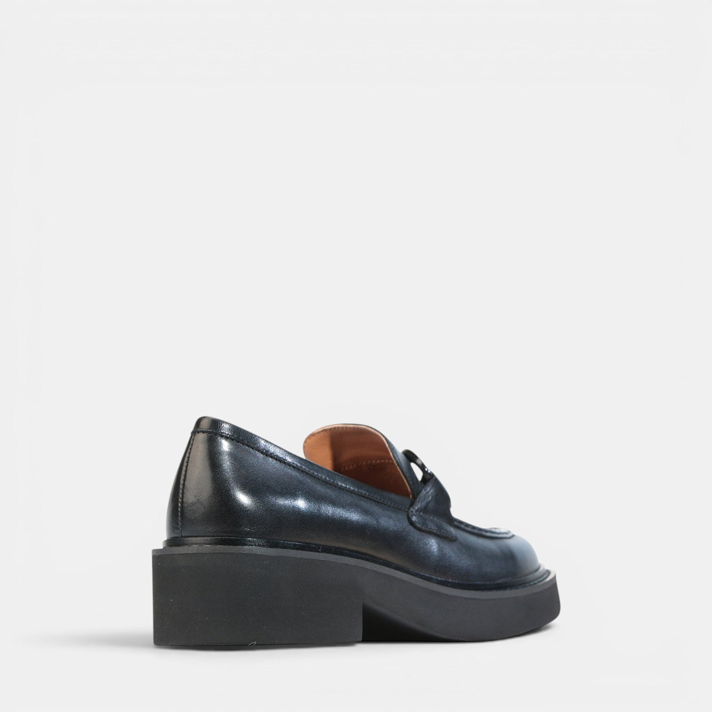 Black EOS Leia loafers with sleek design and smooth leather finish, featuring a rounded toe and stylish stitching.