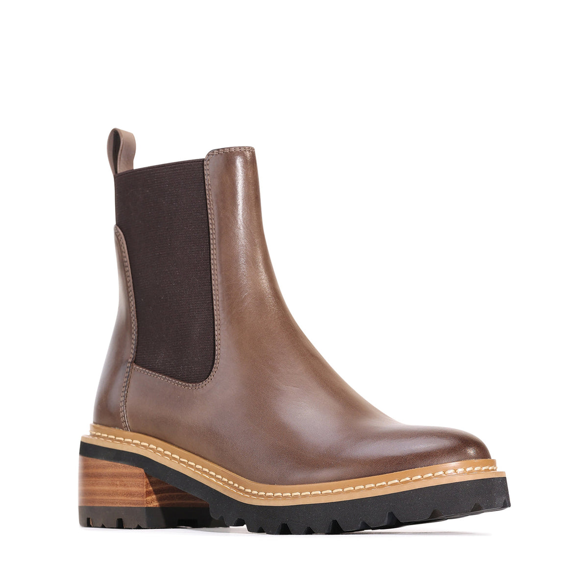 Eos Linear Nocciola boots in light brown leather with a sleek design and ankle height, showcasing their stylish and comfortable fit.