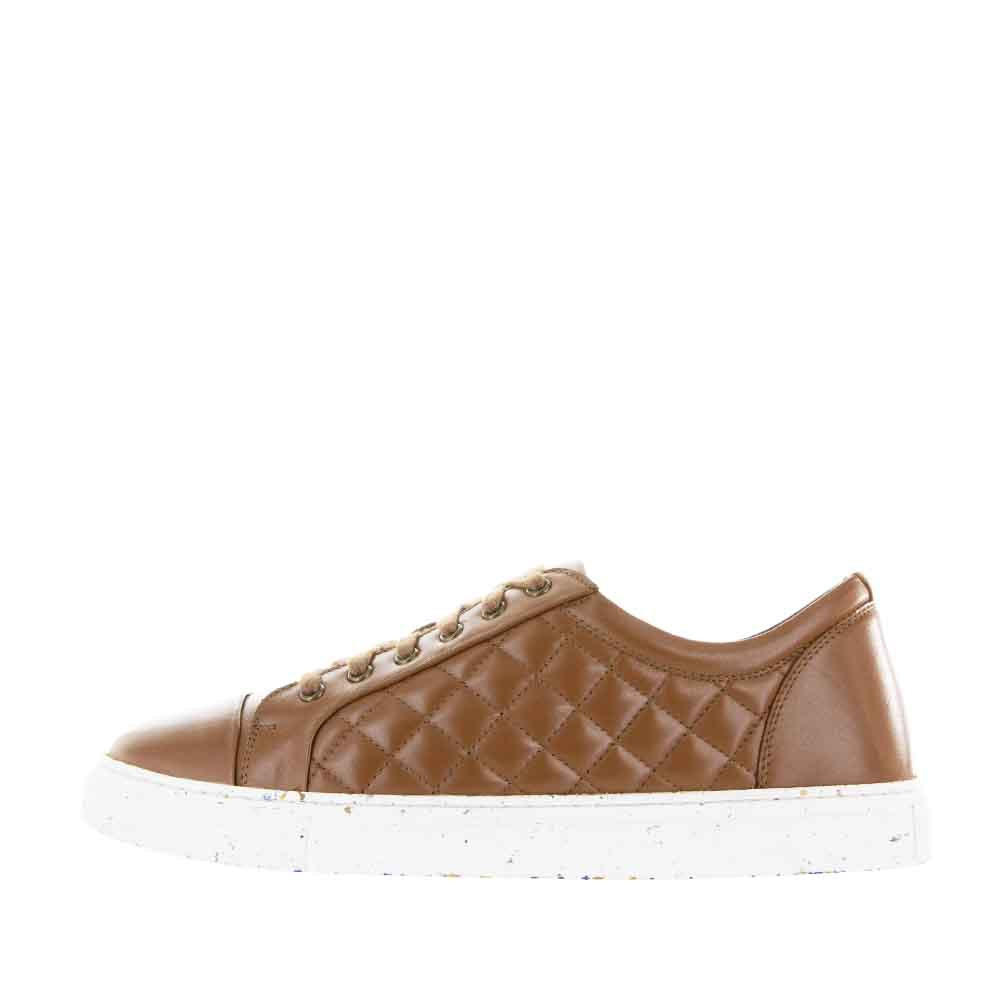 Le Sansa Mandatán2 tan sneakers showing stylish tan leather uppers and white rubber soles, perfect for casual wear.