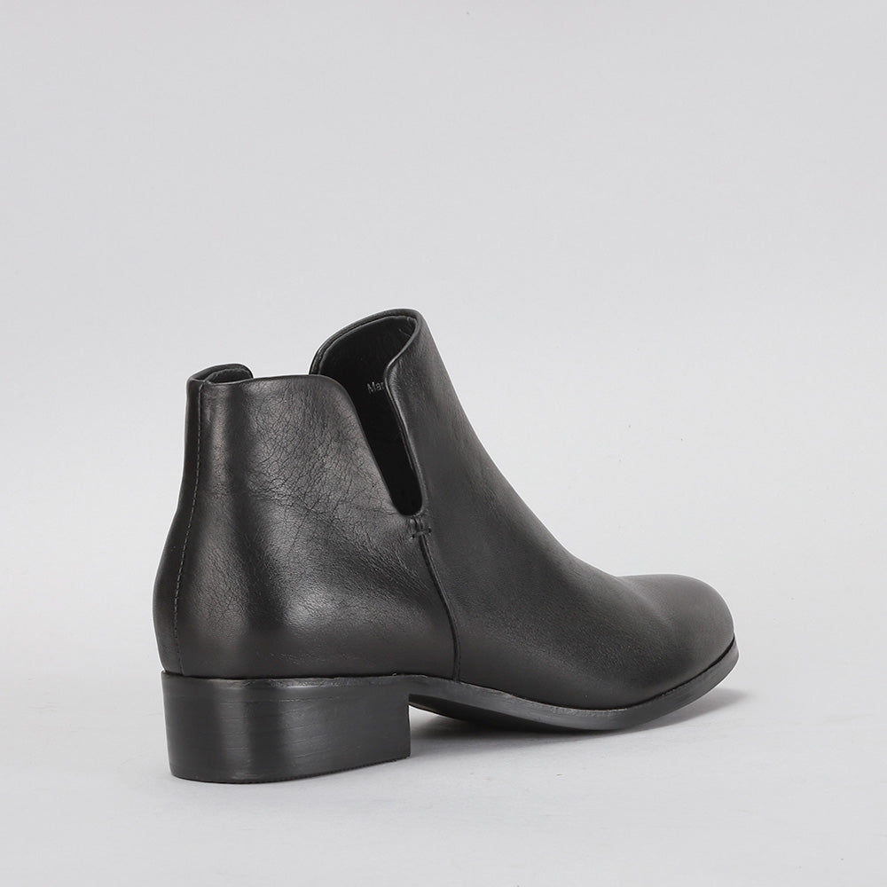 Black LE SANSA MARA boots with sleek design and pointed toe, shown from a side angle on a neutral background.