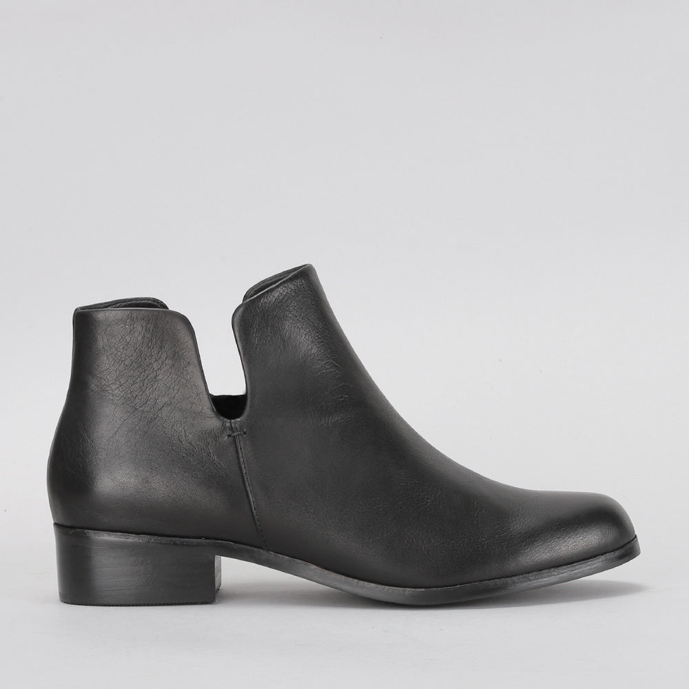 LE SANSA Mara black boots shown from the side, featuring sleek design and stylish ankle height for versatile fashion.