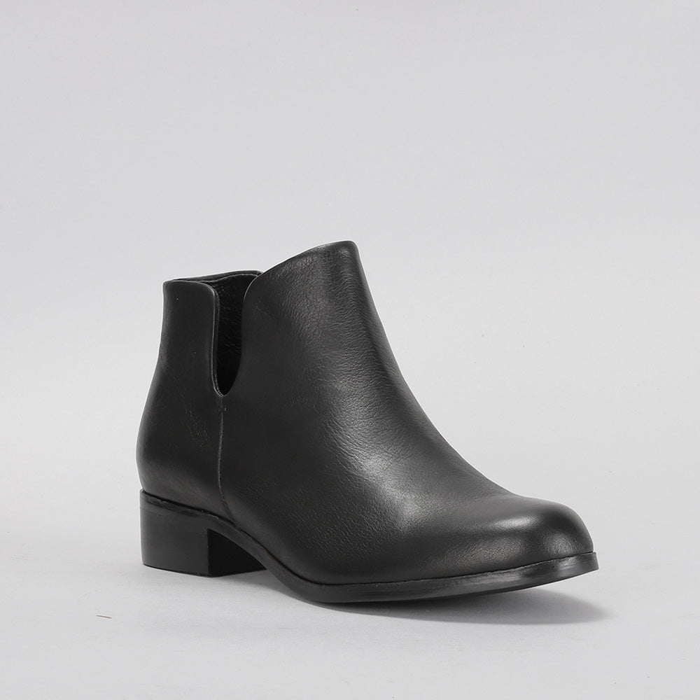 Black LE SANSA MARA boots with sleek design and pointed toes, showcased in a stylish side view.