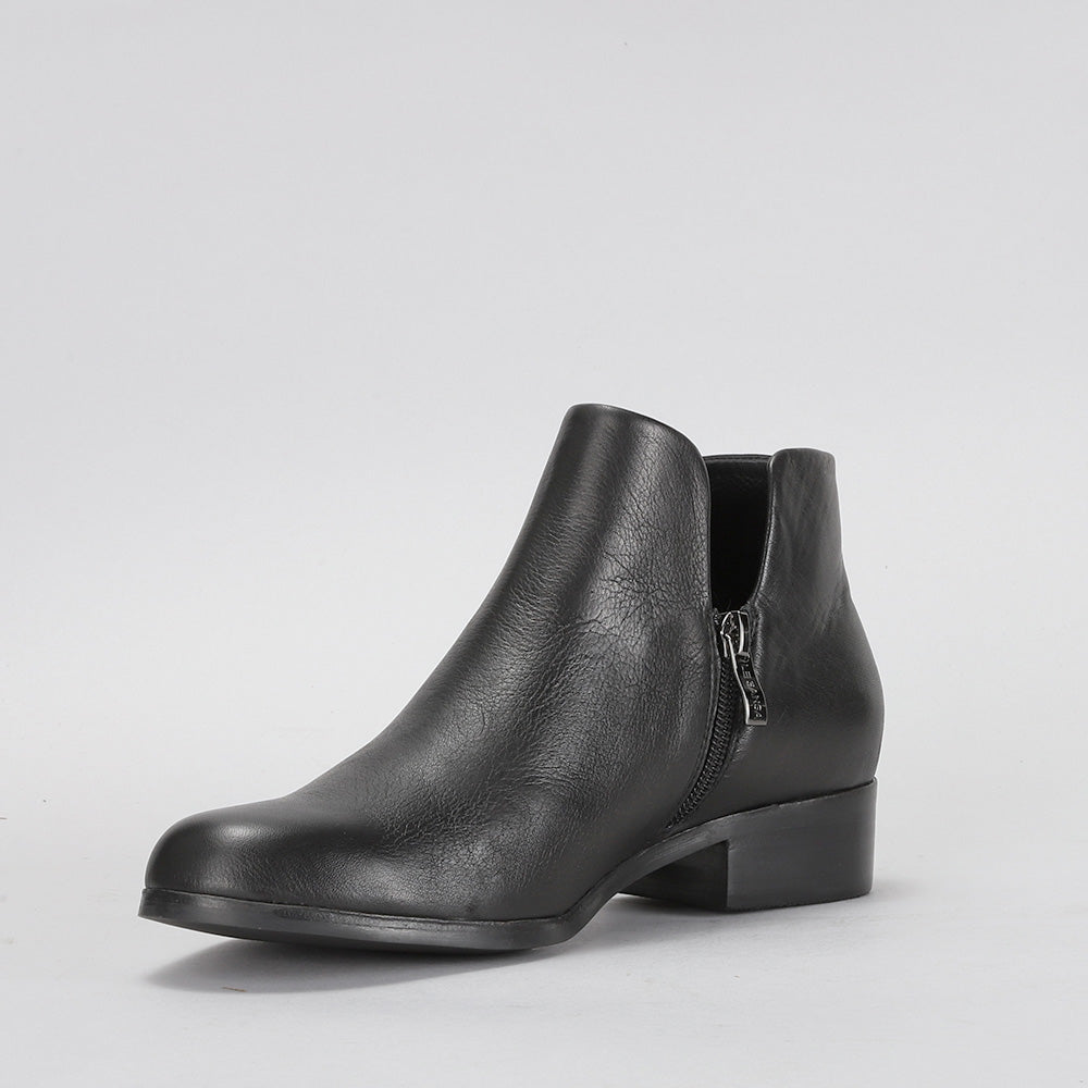 LE SANSA Mara Black boots with southwestern-inspired design, featuring sleek black leather and stylish stitching details.