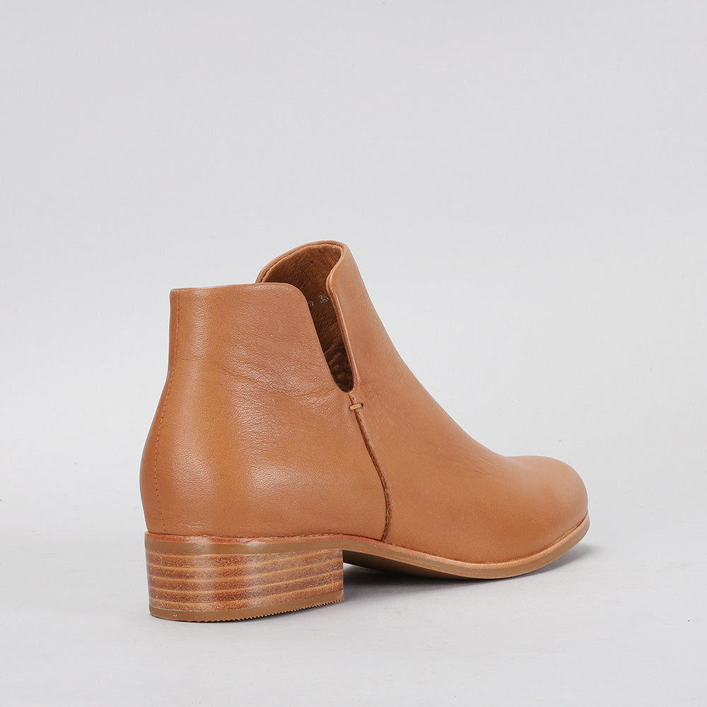 LE SANSA Mara Tan boots featuring a stylish design with a rounded toe and ankle-high fit, perfect for casual wear.