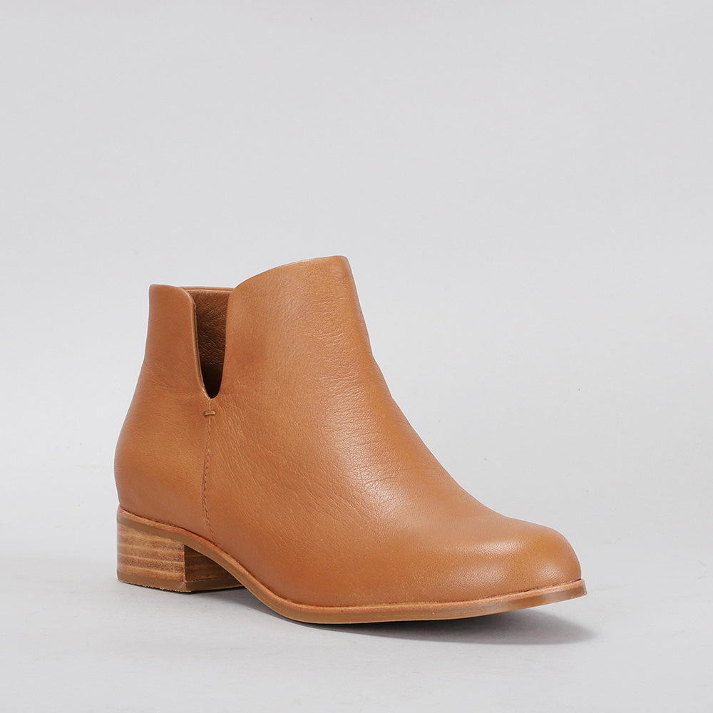 Le Sansa Mara Tan boots featuring sleek leather design and stylish ankle height, perfect for casual or dressy outfits