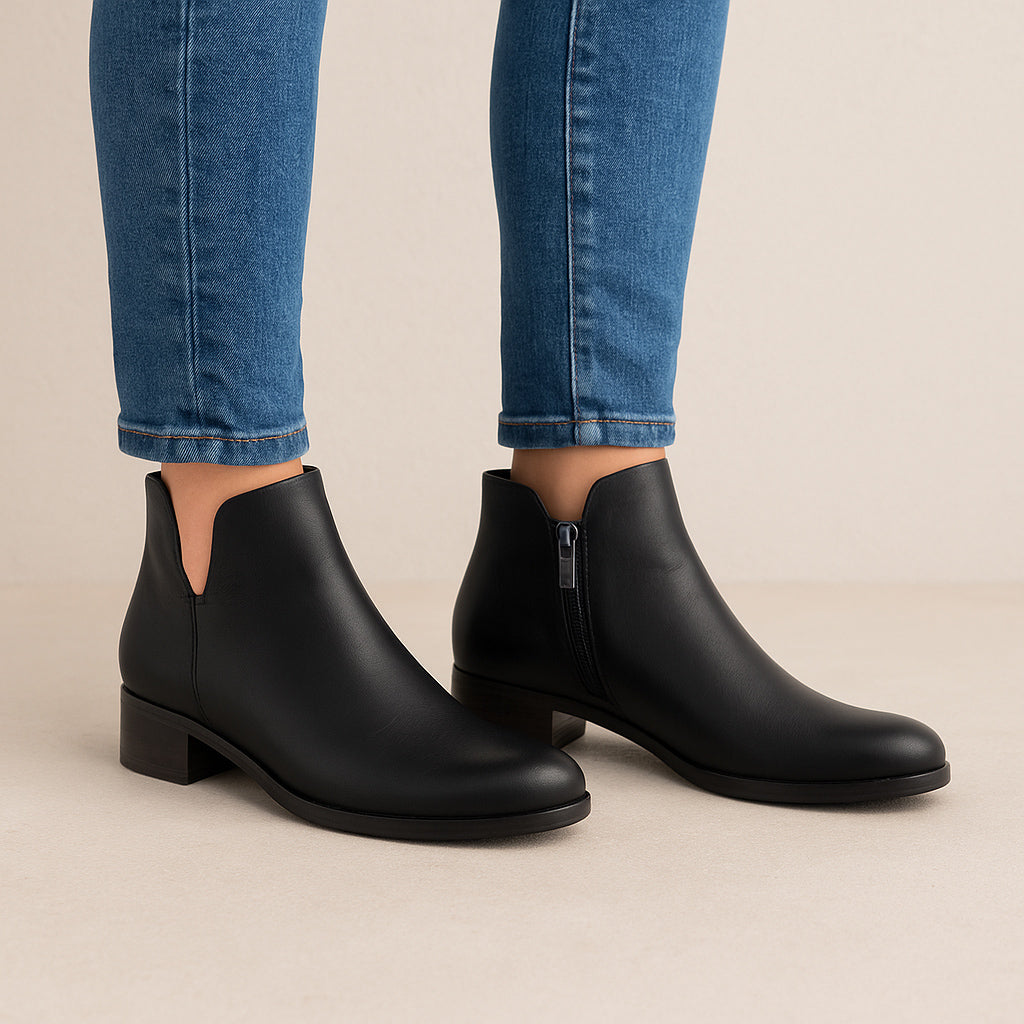 Black leather boots from Le Sansa Sansa Mara collection, featuring a sleek design and sturdy sole.