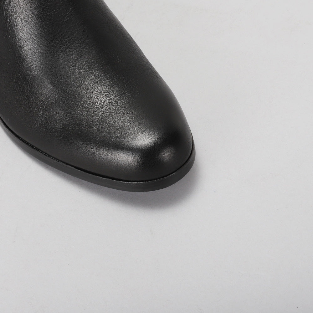 Black LE SANSA Mara boots with sleek leather design and pointed toes, showcased in a close-up view.