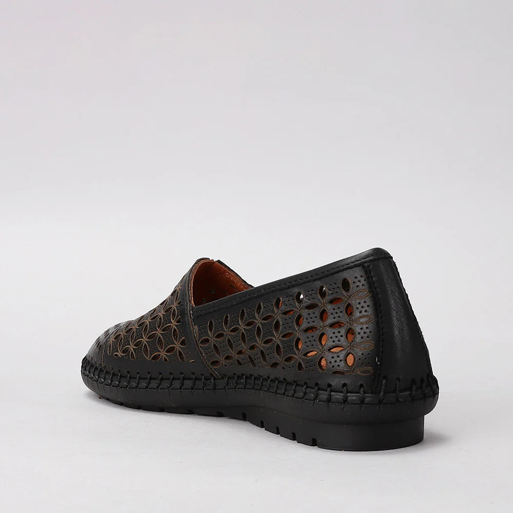 Black LE SANSA MELLOW slip-on shoes with a sleek design, shown on a neutral background.