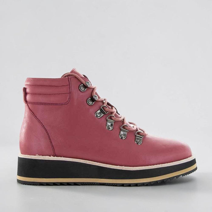 Le Sansa Lesansa Skip Bordo boots in black with lace-up design and rugged sole, suitable for casual outdoor wear.