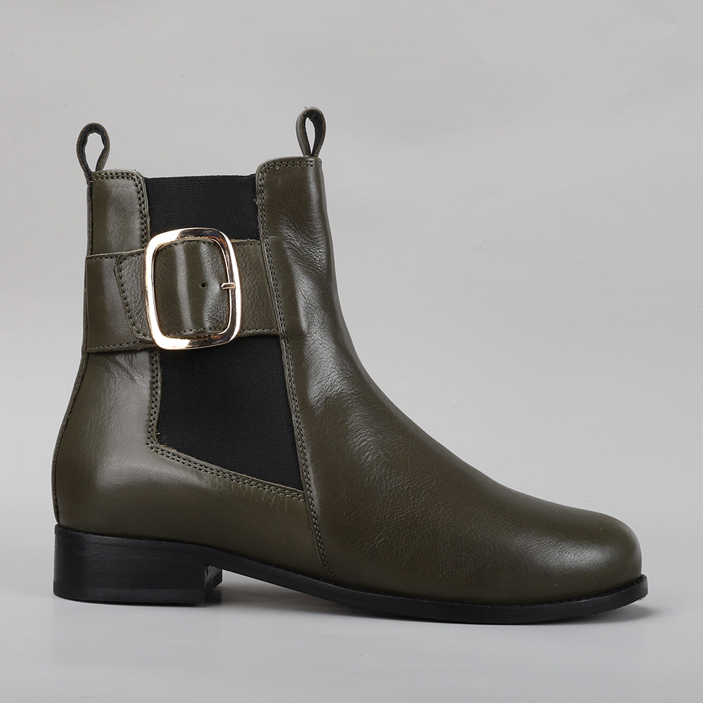 Black LE SANSA Mister Olive boots with gusset detail, showcasing sleek leather design and stylish ankle fit.