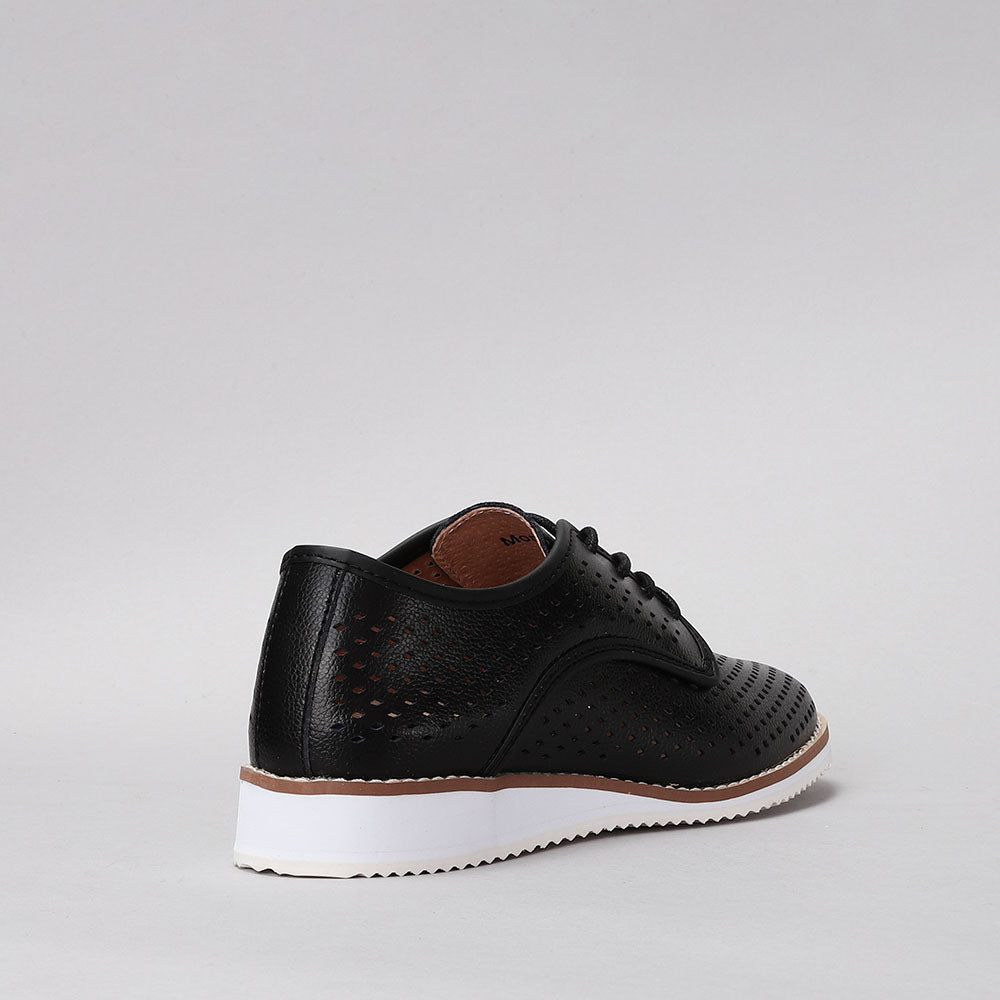 Black CC RESORTS Mona sneakers with stylish design, featuring comfortable fit and trendy look for casual wear.