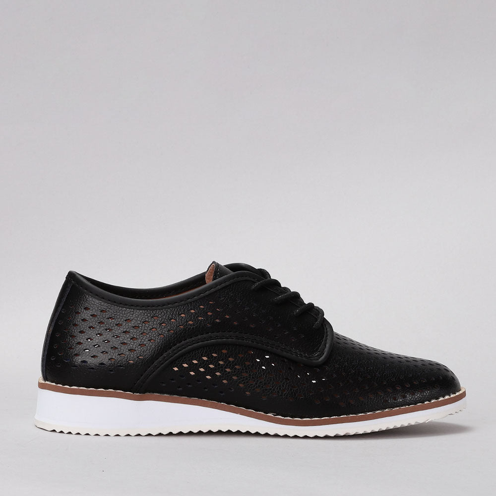 Black CC RESORTS Mona sneakers shown from the side, featuring sleek design and comfortable fit.