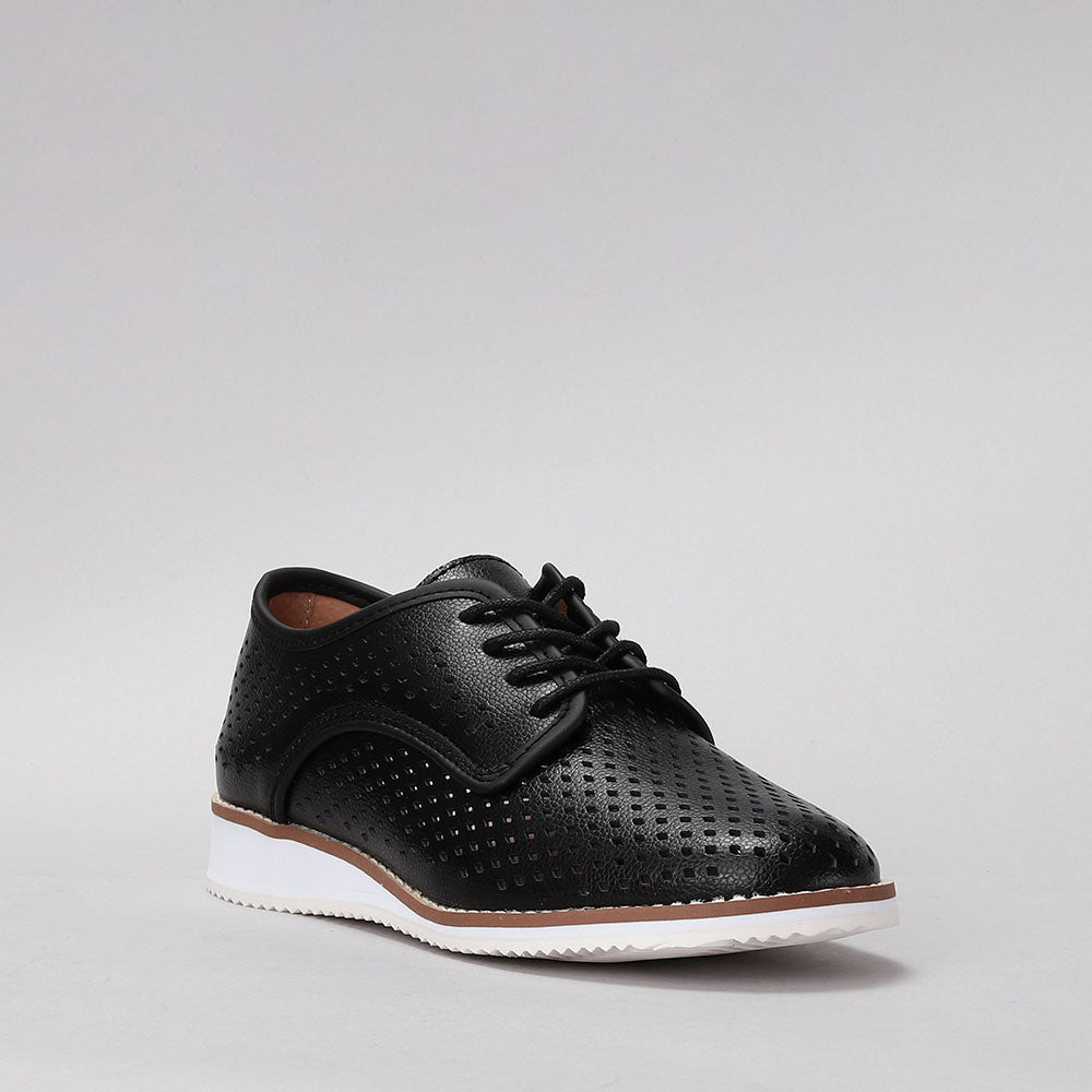 Black CC RESORTS Mona sneakers with sleek design, featuring a modern silhouette and comfortable fit.