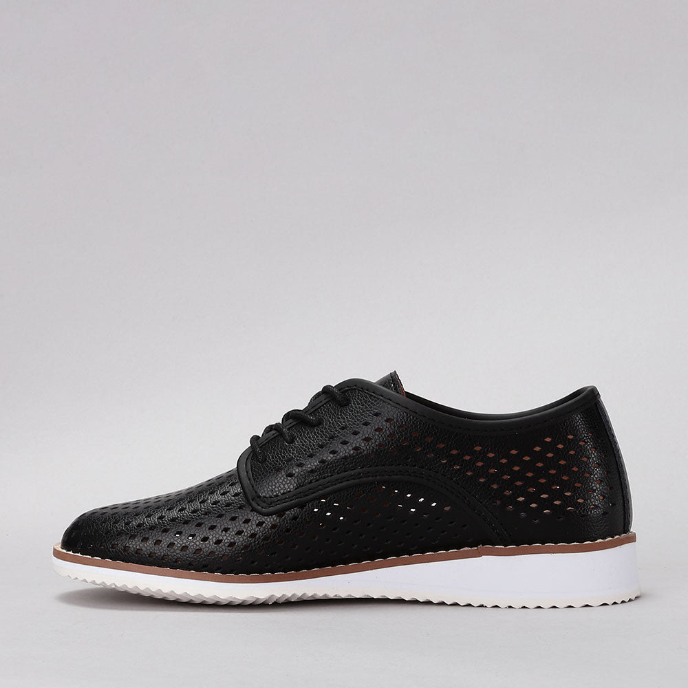 Black CC Resorts Mona sneakers with sleek design and stylish accents, perfect for casual and athletic wear.