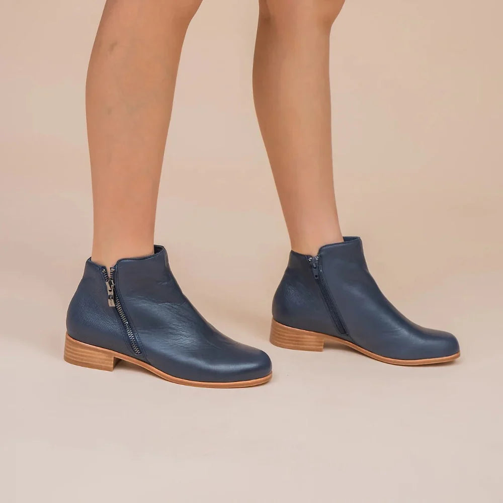 Le Sansa Murphy navy boots featuring a sleek design and comfortable fit, perfect for casual and stylish outfits.