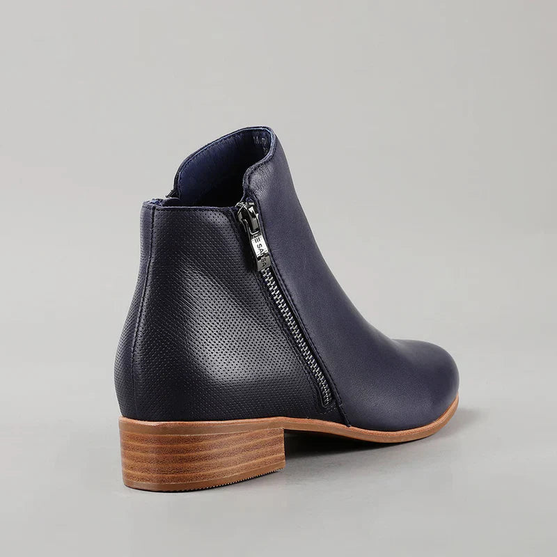Le Sansa Murphy navy boots featuring a sleek design and comfortable fit, shown in a stylish navy color.