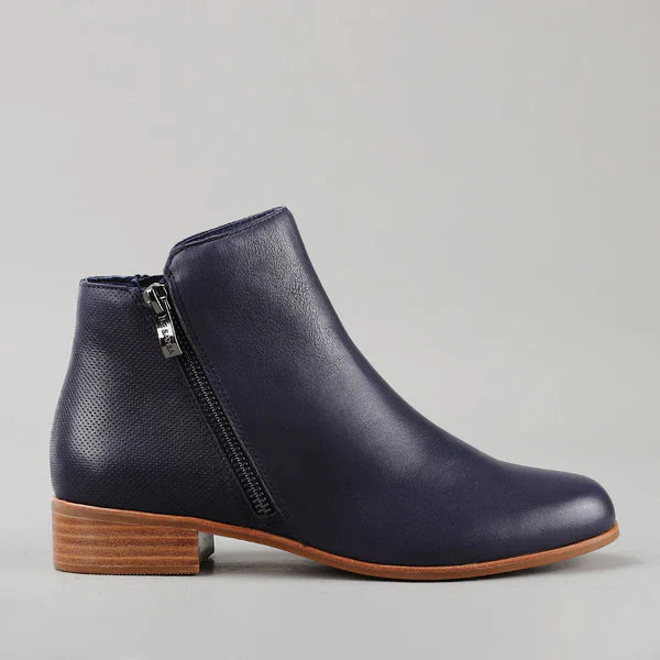 Le Sansa Murphy navy boots with side zipper and stylish design, showcasing a sleek and modern look in navy blue.