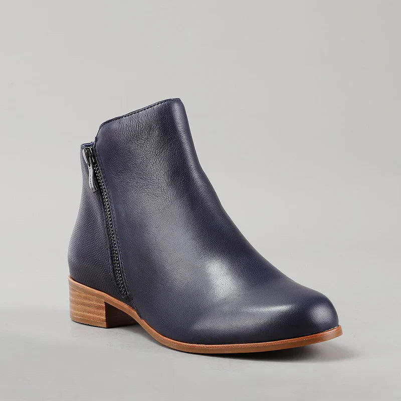 Le Sansa Murphy navy boots featuring a sleek design, rounded toe, and stylish navy color, perfect for casual or outdoor wear.