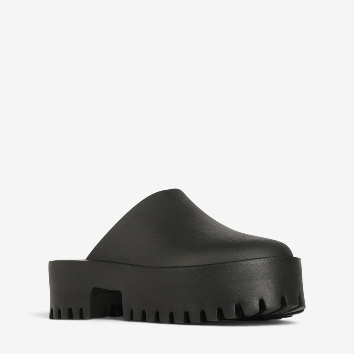 Black Los Cabos Marre slip-on shoes shown from an angled view, highlighting their sleek design and comfortable fit.