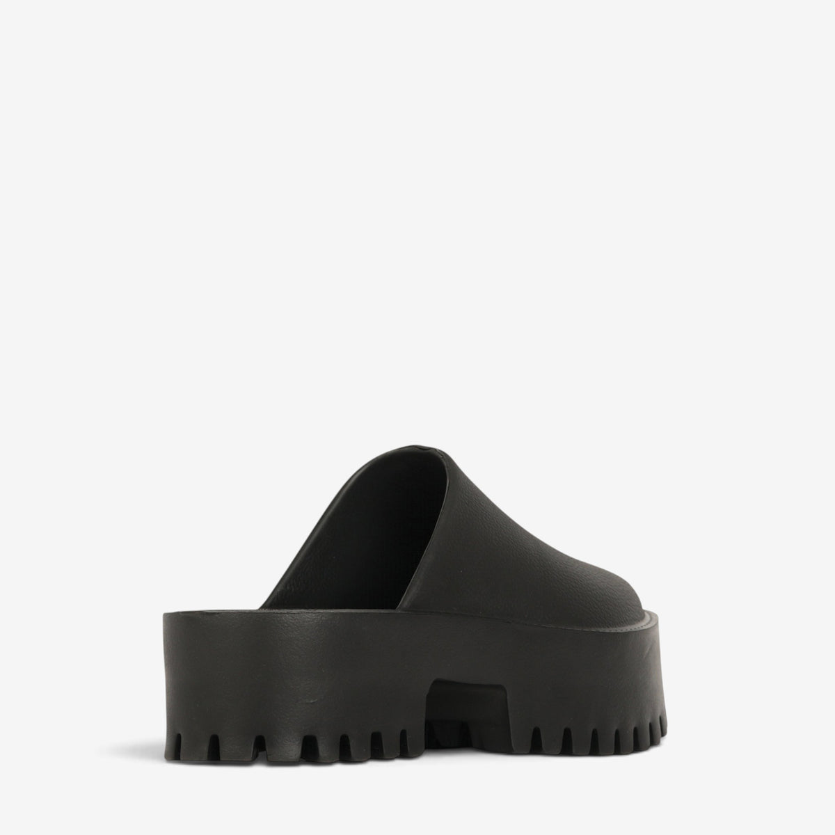 Black Los Cabos Marre slip-on shoes shown from the back angle, featuring sleek design and comfortable fit.