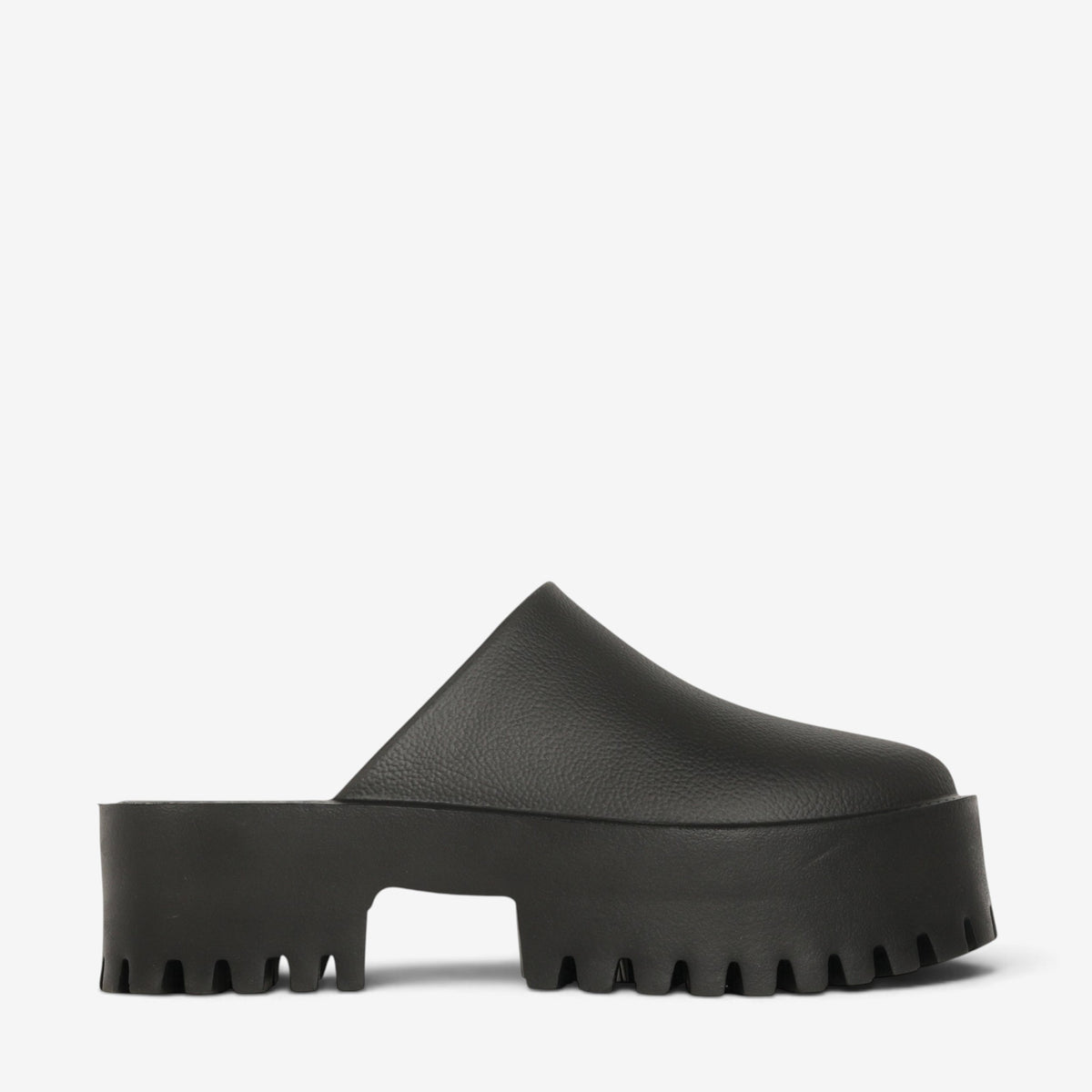 Black slip-on shoes from Los Cabos Marre collection shown outdoors, featuring sleek design and comfortable fit.