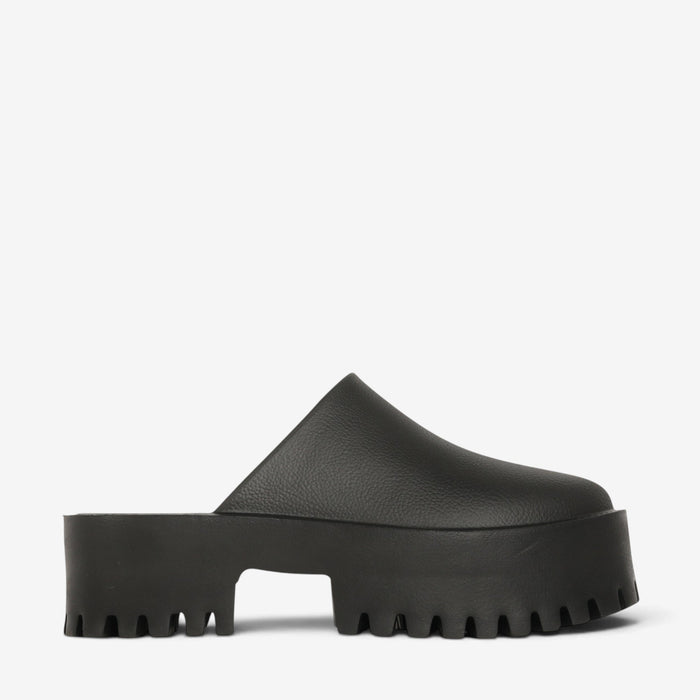 Black slip-on shoes from Los Cabos Marre collection shown outdoors, featuring sleek design and comfortable fit.